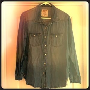 Women’s XL snap front denim shirt.